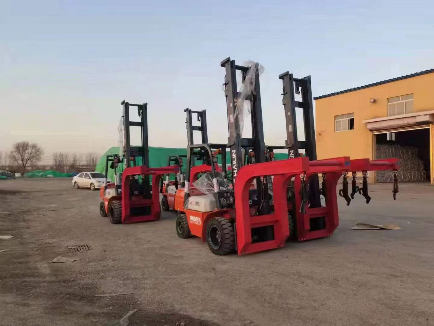 青島現(xiàn)代3.5噸柴油車帶吊袋屬具交付客戶工廠使用！