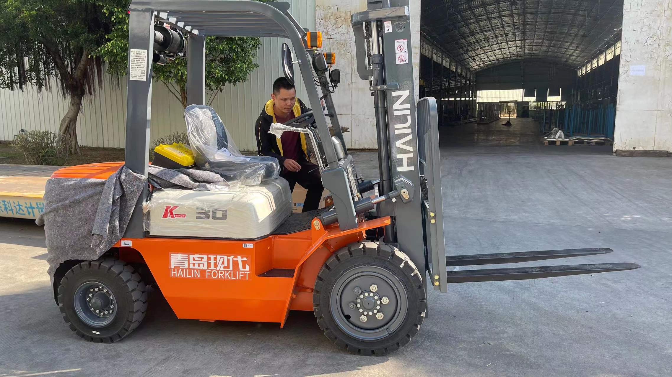 龍騰銷售：青島現(xiàn)代3噸-5噸柴油叉車帶傾翻鏟鬥，交付客戶!